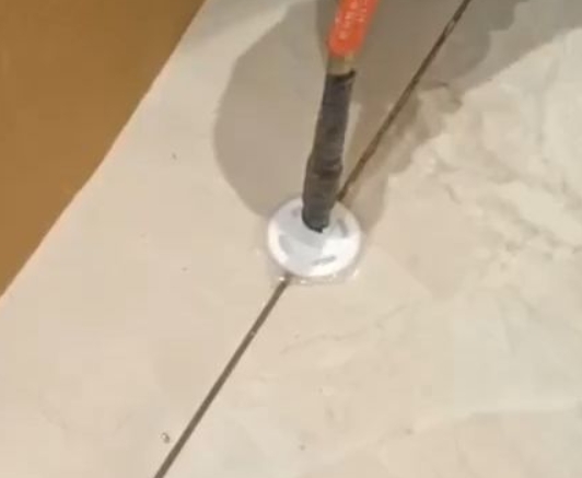 奉贤瓷砖空鼓维修公司专业解答瓷砖在铺贴过程中，如果没有涂抹均匀到位的粘结材料（如水泥砂浆或瓷砖胶），可能会导致以下问题