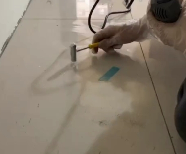 奉贤瓷砖开裂维修公司专业分享瓷砖在铺贴前如果没有沥干水分，将会导致以下问题